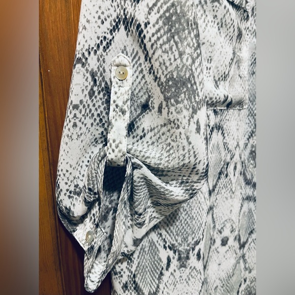 Snake print blouse with under tank size Small - Picture 3 of 5